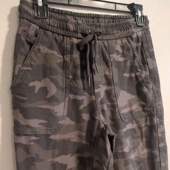 ATHLETA WOMEN'S 0 BLACK OLIVE GREEN ELASTIC WAIST CAMO FARALLON JOGGER PANTS - Picture 2 of 9